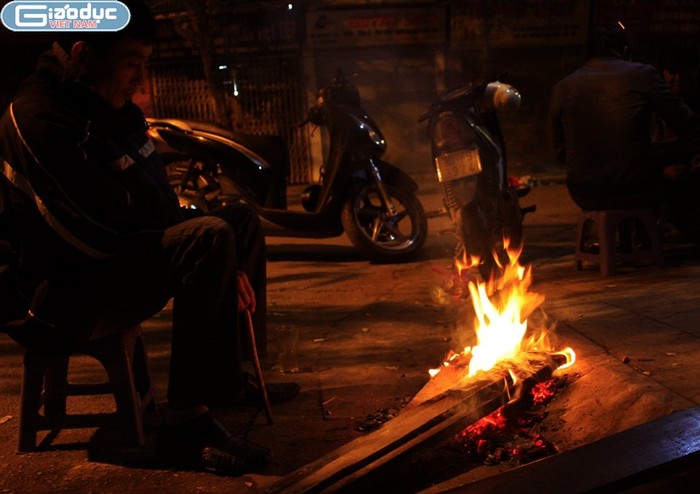 Ở khu vực phố cổ, nhiều người ngồi khuya cũng nhóm lửa sưởi ấm